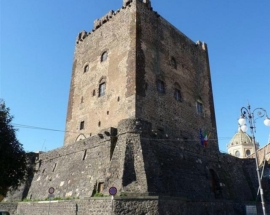 Il castello normanno che ospita il Museo_1