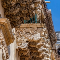 Palazzo Nicolaci, dettagli della sequenza di balconi, Noto